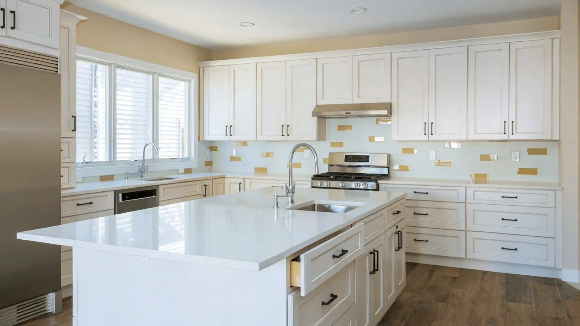 how deep are kitchen cabinets